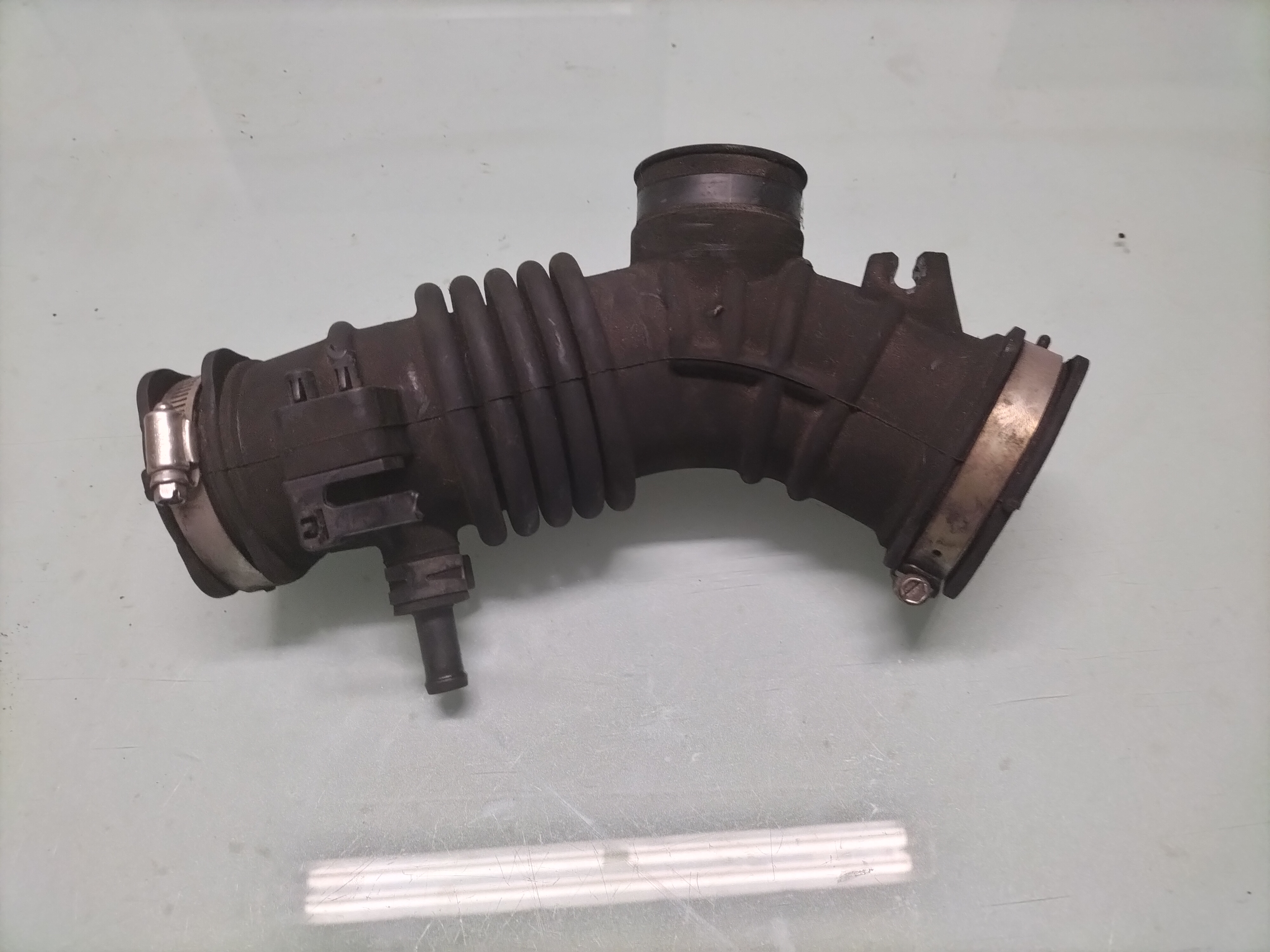 Hose-air QG15DE/ QG16DE/ QG18DE Nissan N16/ P12/ V10 16578-AU00A Used part.
