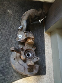 Draagarm + wielnaafsamenstelling rechtsvoor Nissan Primera P11/ WP11 54592-7J126 + 40011-2J500 Gebruikt.