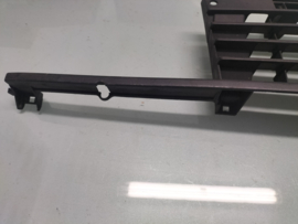 Grille Nissan MicraK10 62310-04B00 Gebruikt en licht schade.