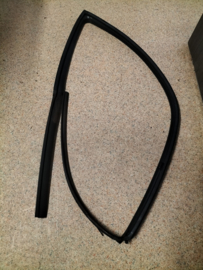 Raamgeleiderubber rechtsvoor Nissan Sunny N14 80330-50C05 Gebruikt.