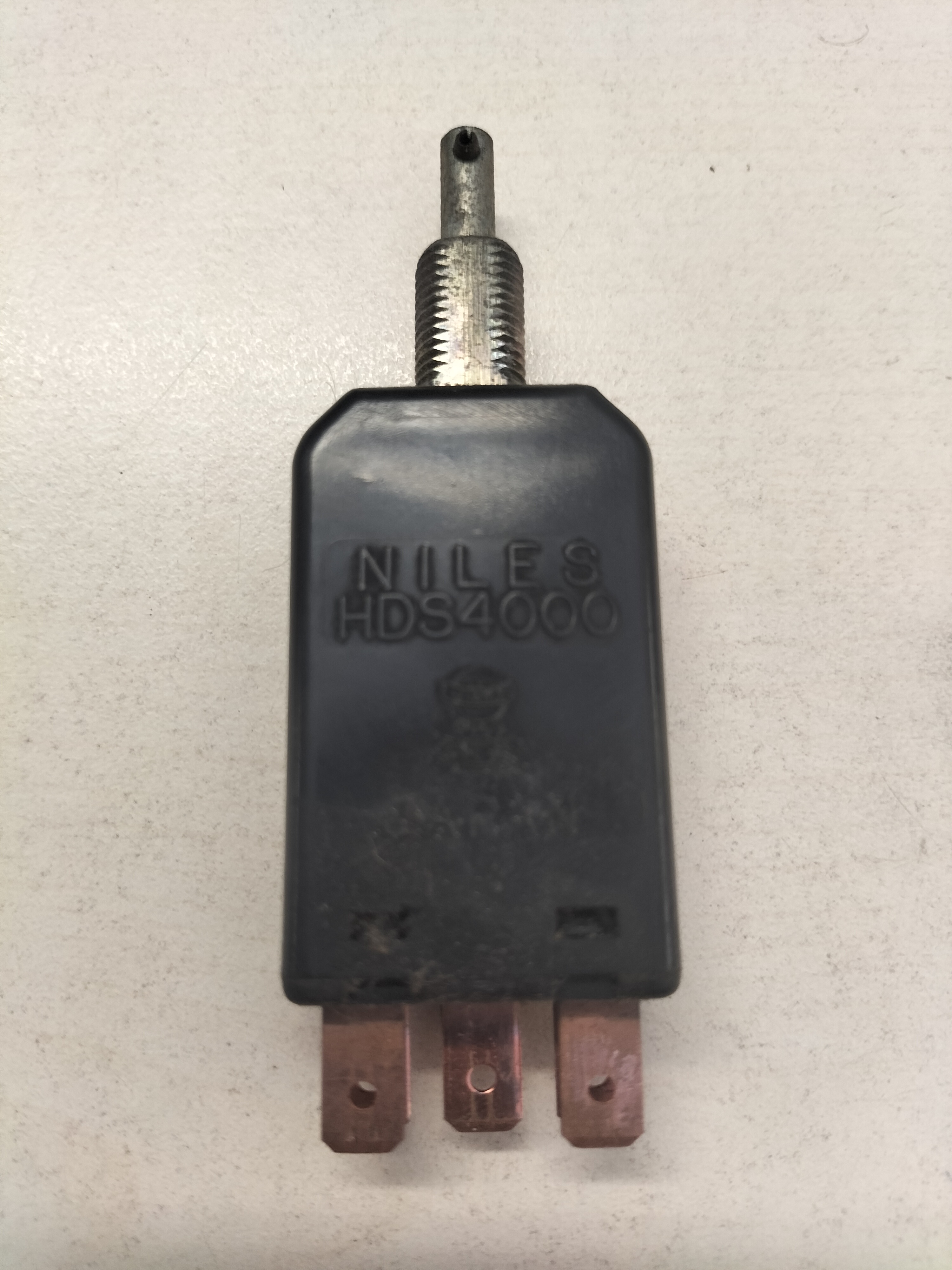 Alarmlichtschakelaar Datsun Cherry E10 25595-M0200 Gebruikt. Incompleet.