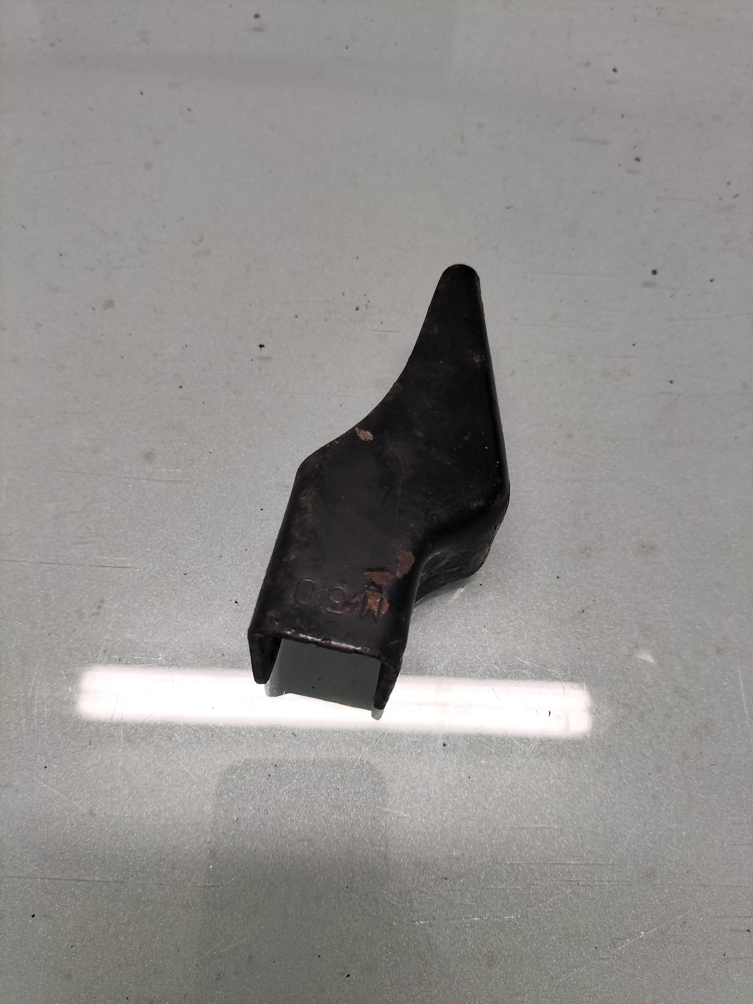 Montageplaat motorsteun Datsun cherry E10 11424-M0200 Gebruikt