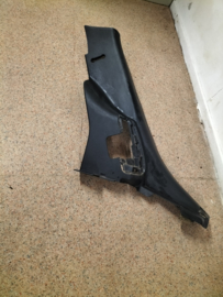 Zijafscherming kofferbak onderste linksvoor Nissan Micra K14 84953-5FA1A (84953-5FA0A) Gebruikt.