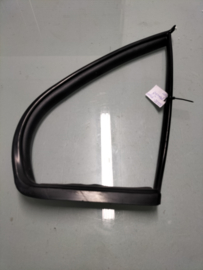 Rubber zijruit achterportier rechts Nissan 82272-90J00 Gebruikt.