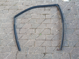 Raamgeleiderubber linksvoor Nissan Primera P11/ WP11 80331-2F004 (schade)