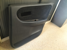 Deurpaneel rechtsachter Nissan Primera P10 (82900-90J00) Gebruikt.