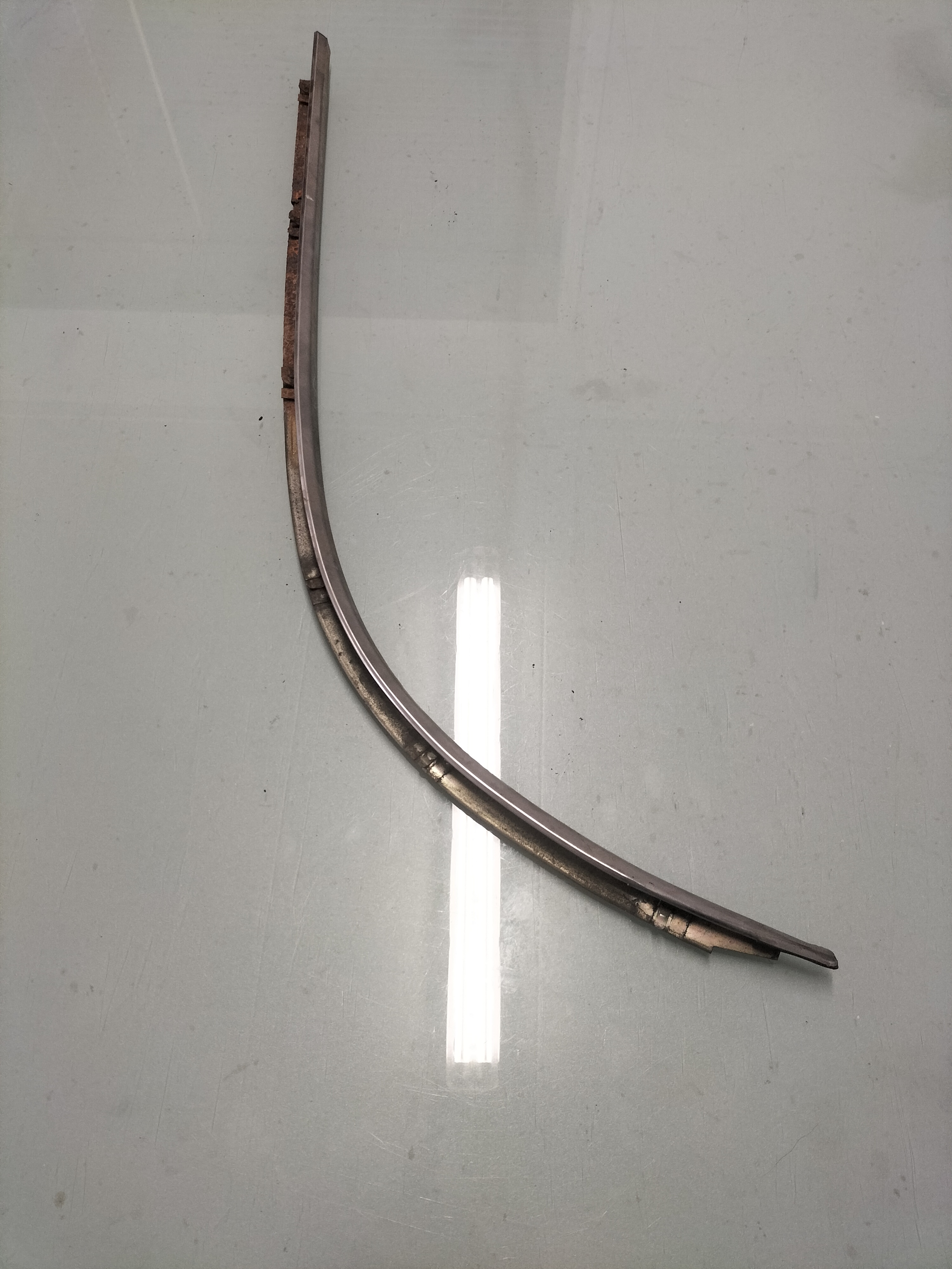 Sierlijst achterportier links Datsun Cherry E10 4-deurs sedan 82319-M0413 Gebruikt.