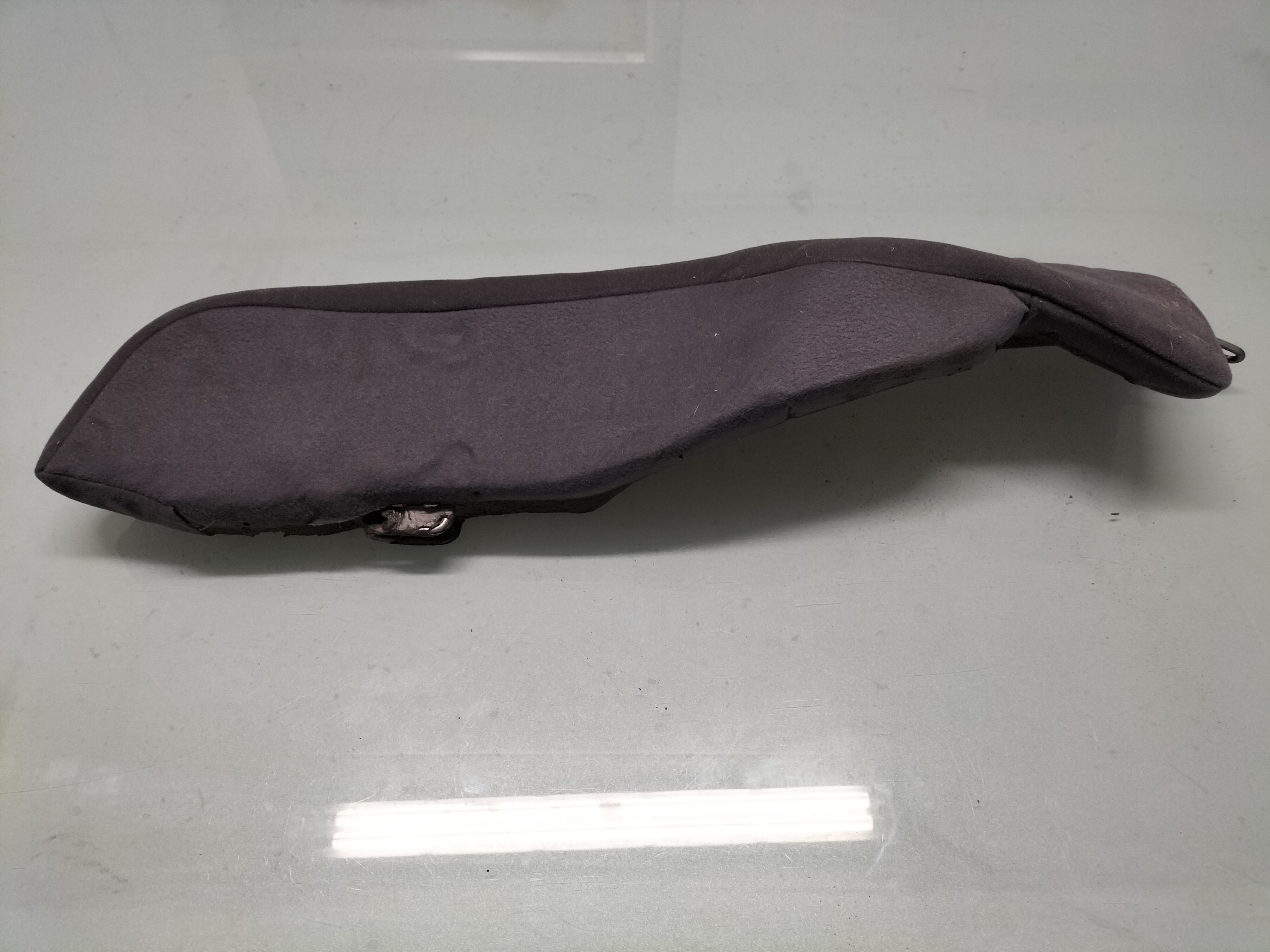 Hoekstuk achterbankrugleuning links Nissan Primera P11 88660-2F012 (88660-2F010) Gebruikt.