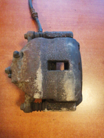 Remklauw linksvoor Nissan Primera P11 41011-2F021