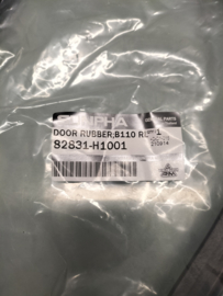 Deurrubber rechtsachter deurzijde Datsun Sunny B110 4-deurs sedan 82830-H1001 Nieuw.