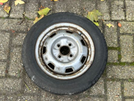 Stalen velg met band 13 inch 155/70R13 40300-24B00 Nissan Micra K10 Gebruikt.