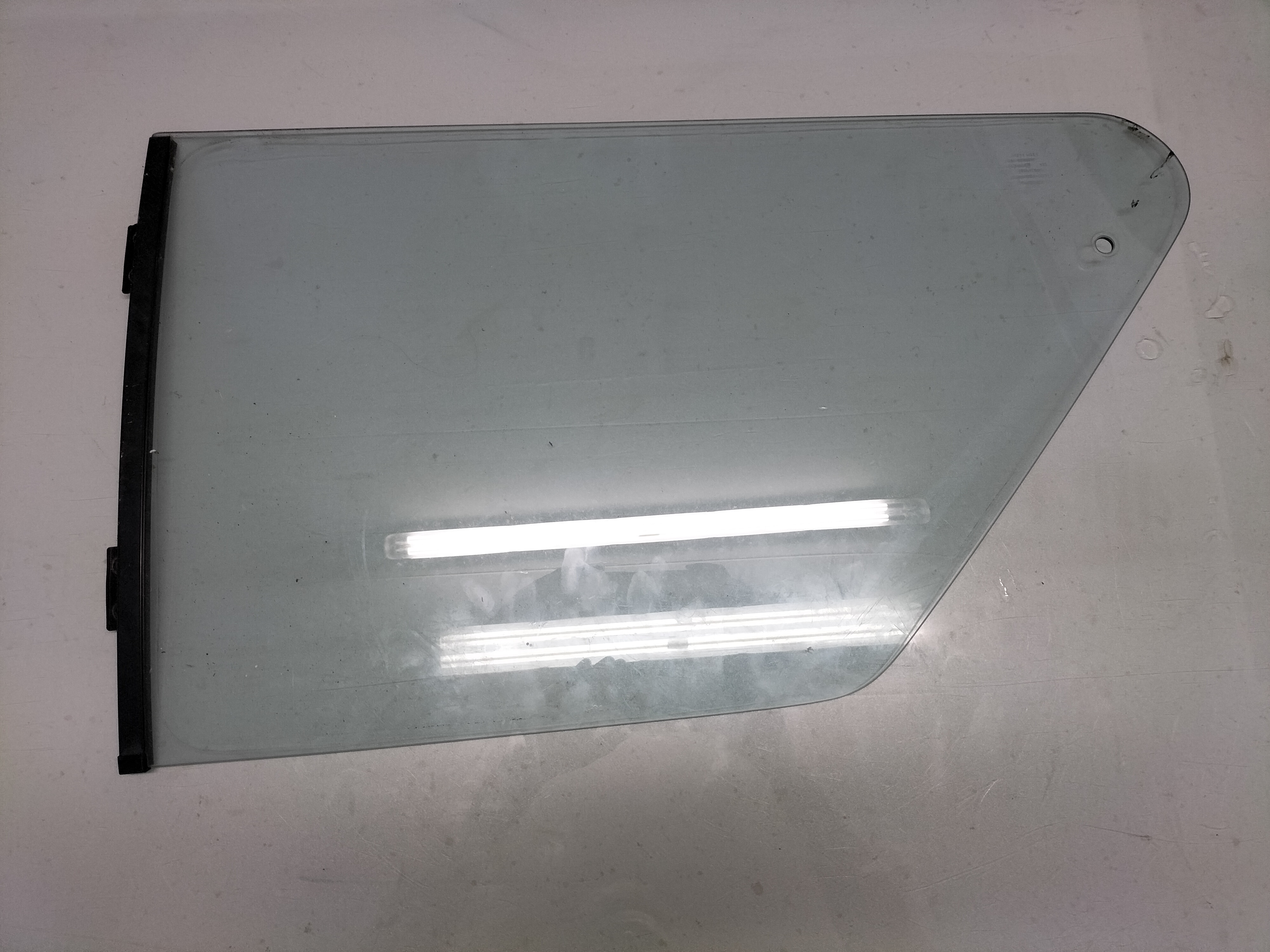 Glass side window, right-hand Nissan Micra K10 83300-05B01 Used part.