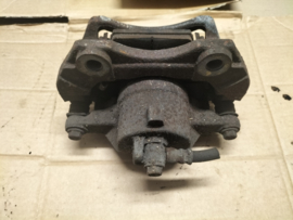 Remklauw linksvoor Nissan 41011-4U100 P12/ V10 Gebruikt.