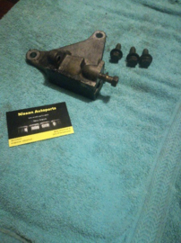 Montagebeugel stuurbekrachtigingspomp Nissan Micra K11 11940-6F600 Gebruikt.