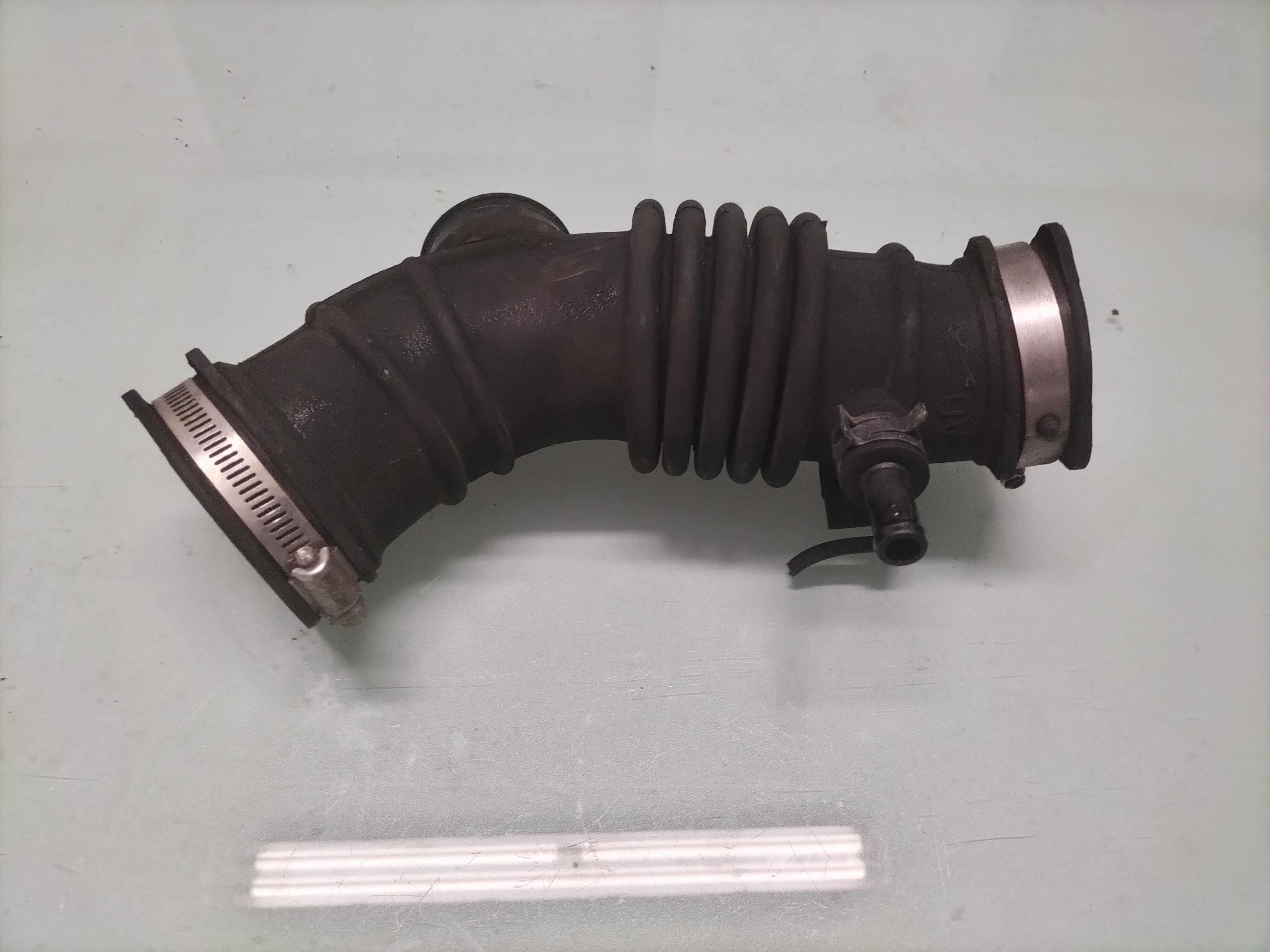 Hose-air QG15DE/ QG16DE/ QG18DE Nissan N16/ P12/ V10 16578-AU00A Used part.