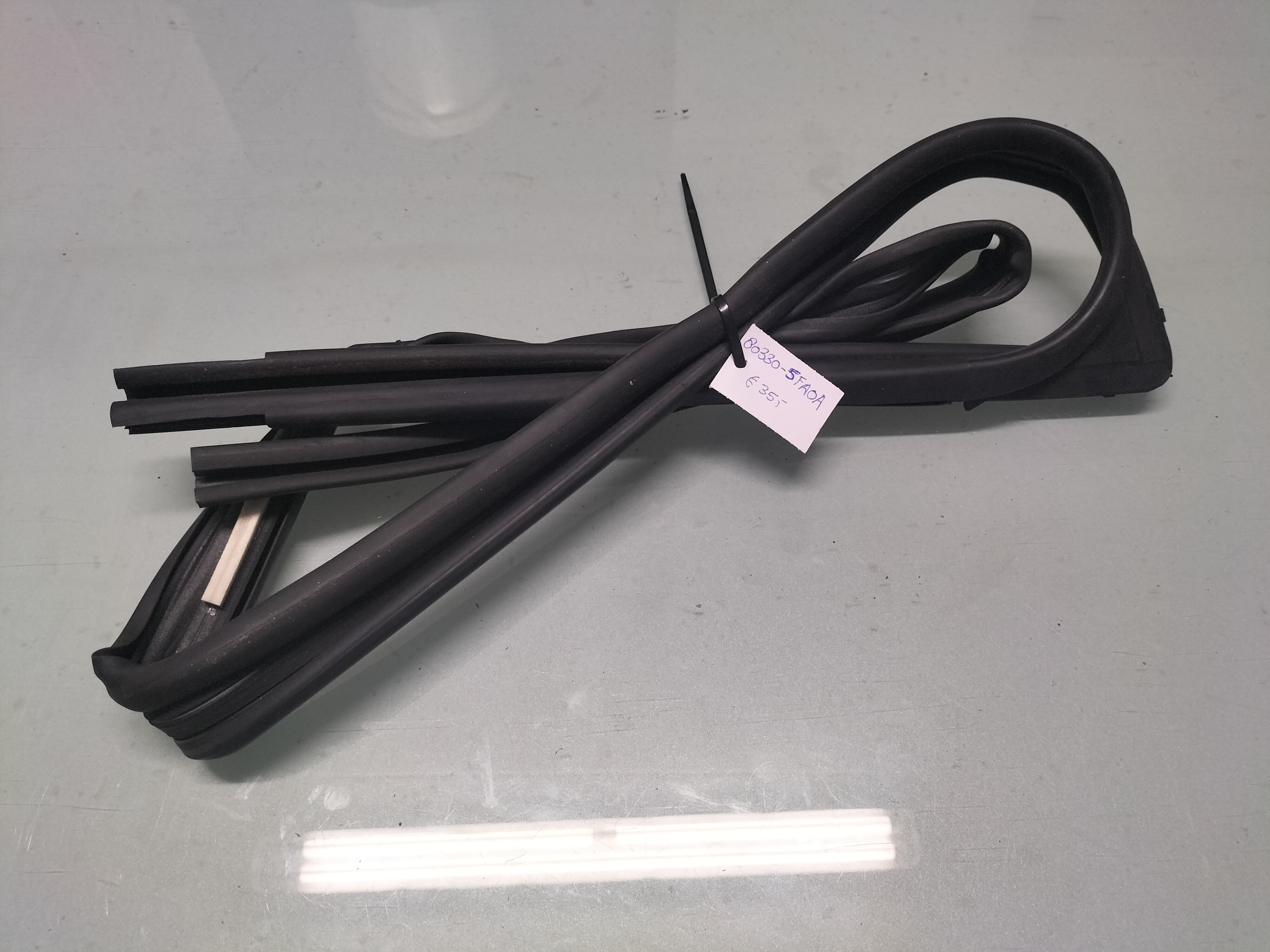 Raamgeleiderrubber Nissan Micra K14 80330-5FA0A Gebruikt