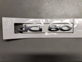 Embleem DCI 80 Nissan Primastar X83 63890-00QAB Origineel.