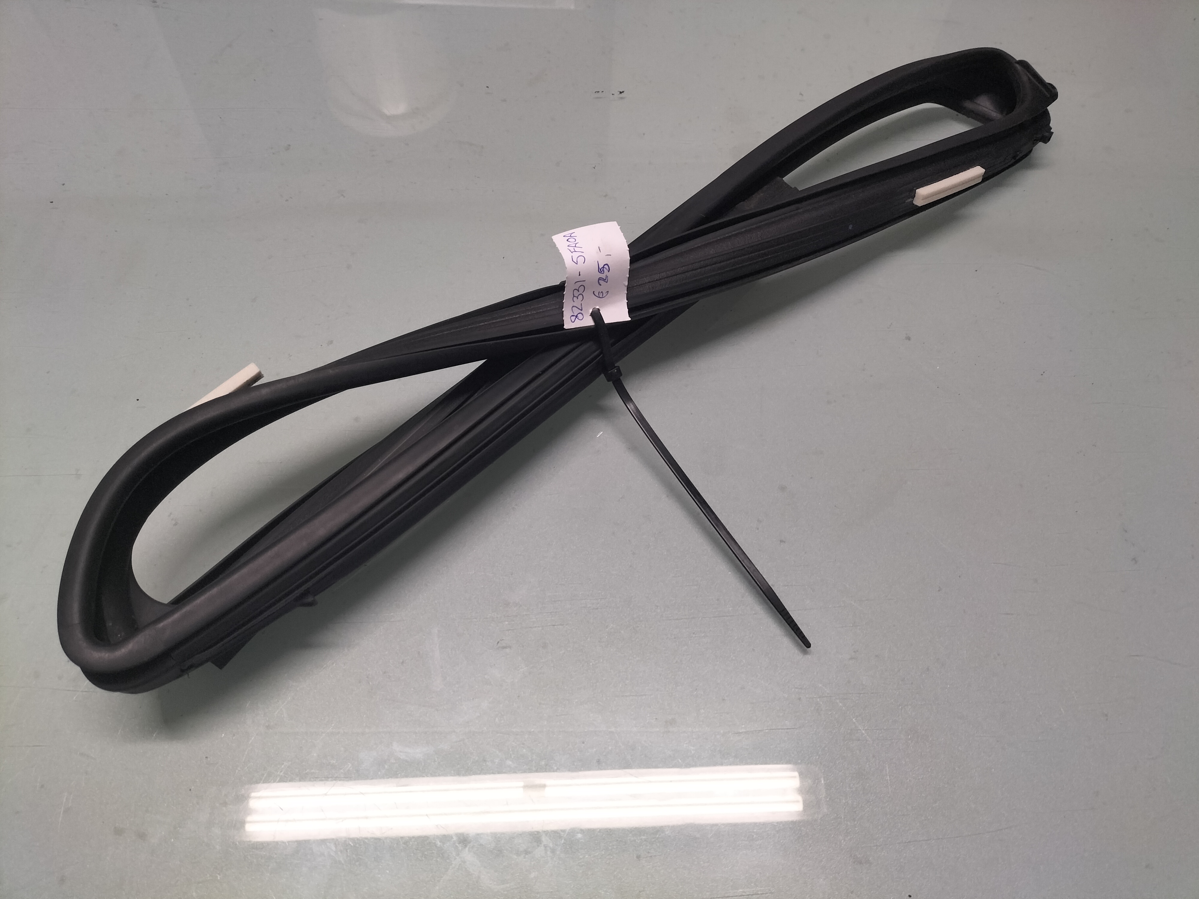 Raamgeleiderubber Nissan Micra K14 82331-5FA0A Gebruikt