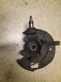 Wielnaaf rechtsvoor zonder ABS sensor Nissan Primera P11/ WP11 40010-2J500 Gebruikt.