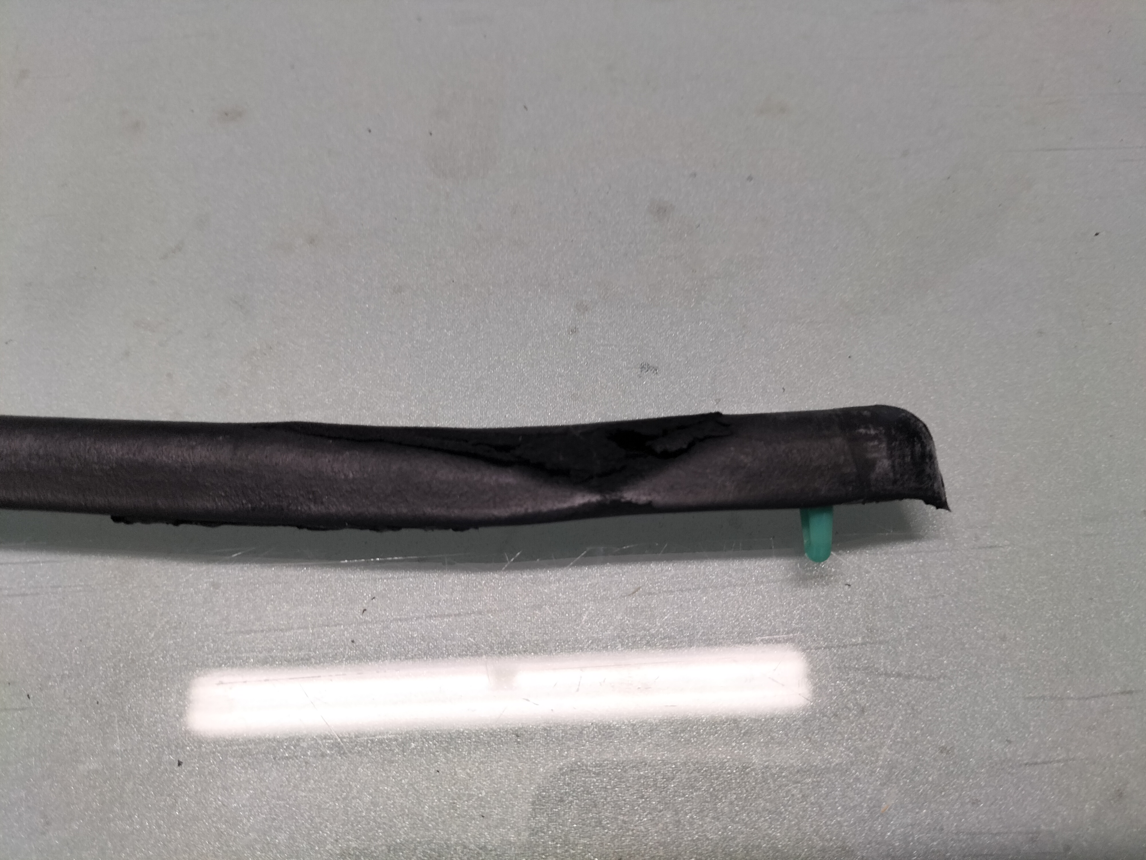 Afdichting achterdeur Nissan 82839-0N800 Gebruikt. Lichte schade.