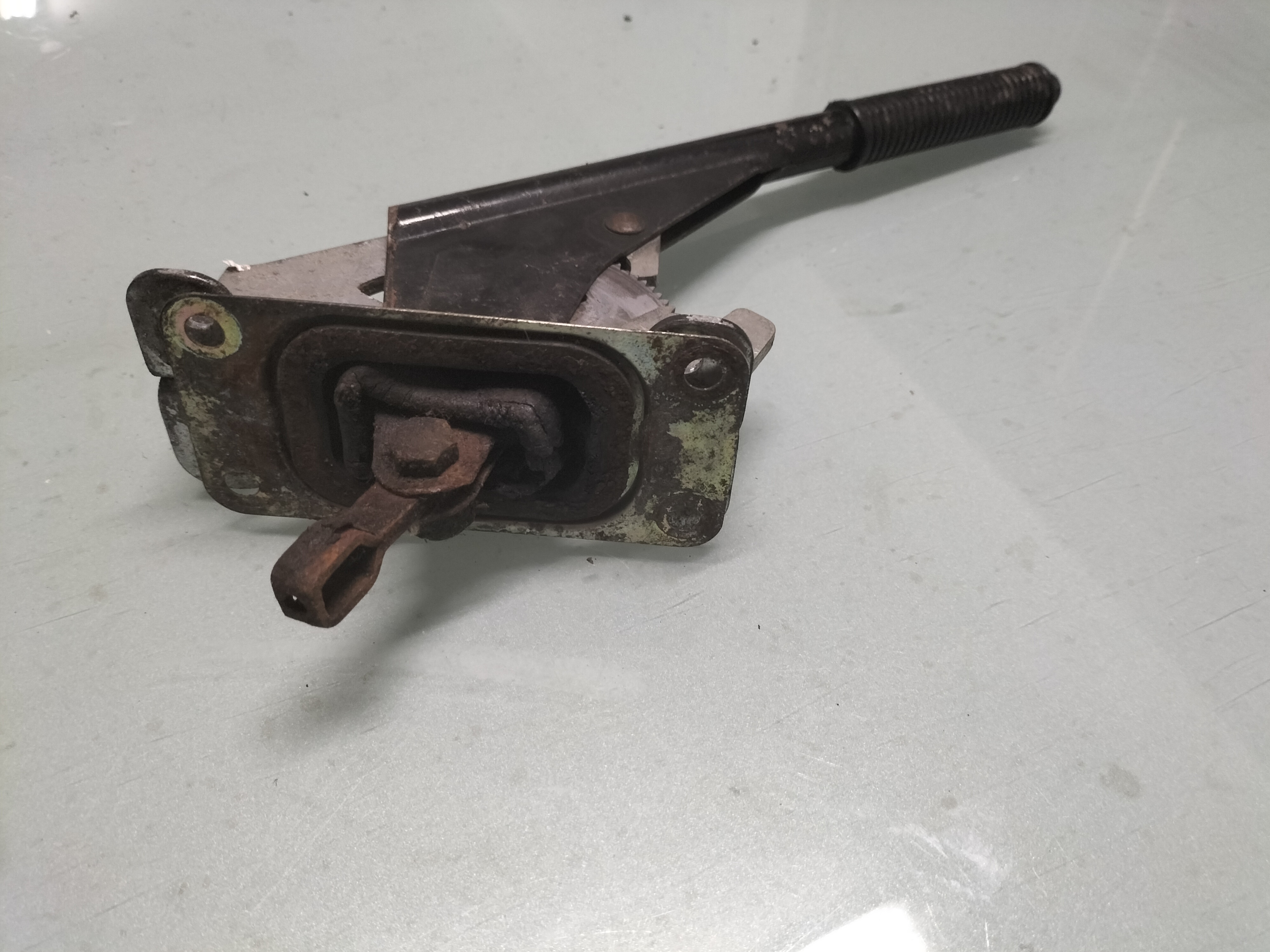 Handremhevel Datsun Cherry E10 36010-M0202 Gebruikt.