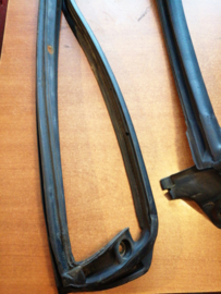 Deurrubber Nissan 100NX B13 76861-63Y05. Linksvoor voertuigzijde