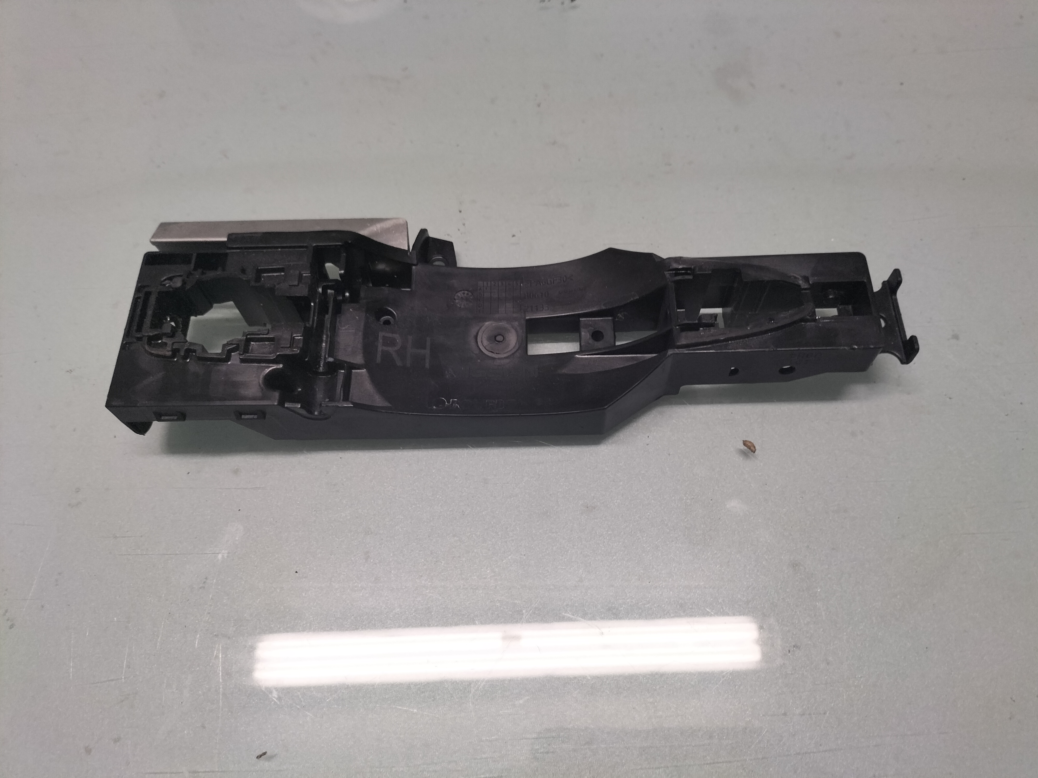 Montagesteun deurgreep buitenzijde rechts Nissan Micra K14 80610-5FD0B Gebruikt