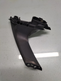 Deurgreep binnenzijde links Nissan Primera P12 80671-BA100 Gebruikt.