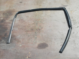Raamgeleiderubber linksvoor Nissan Primera P11/ WP11 80331-2F004 Gebruikt.