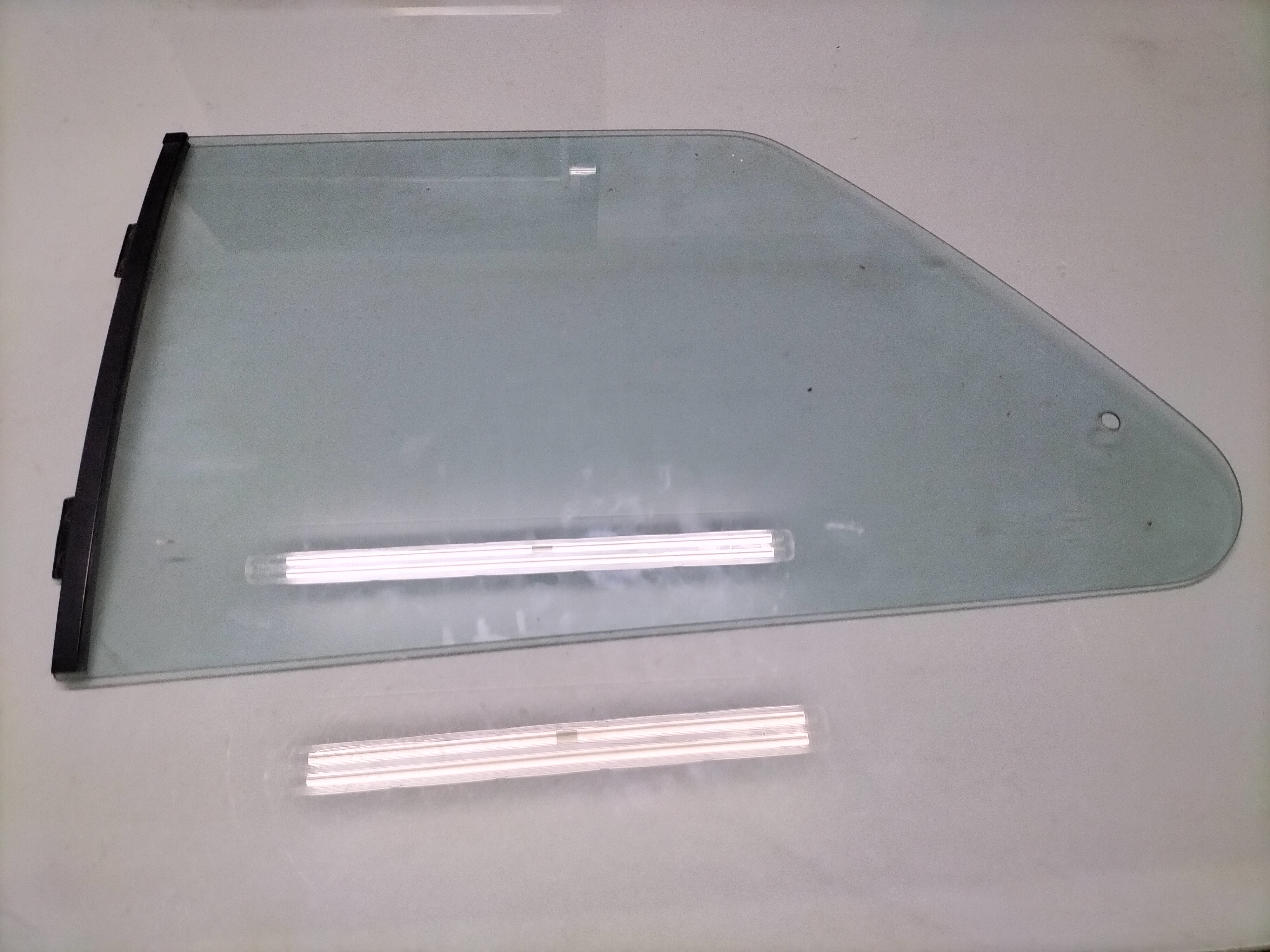 Glass side window, left-hand Nissan Micra K10 83301-05B01 Used part.