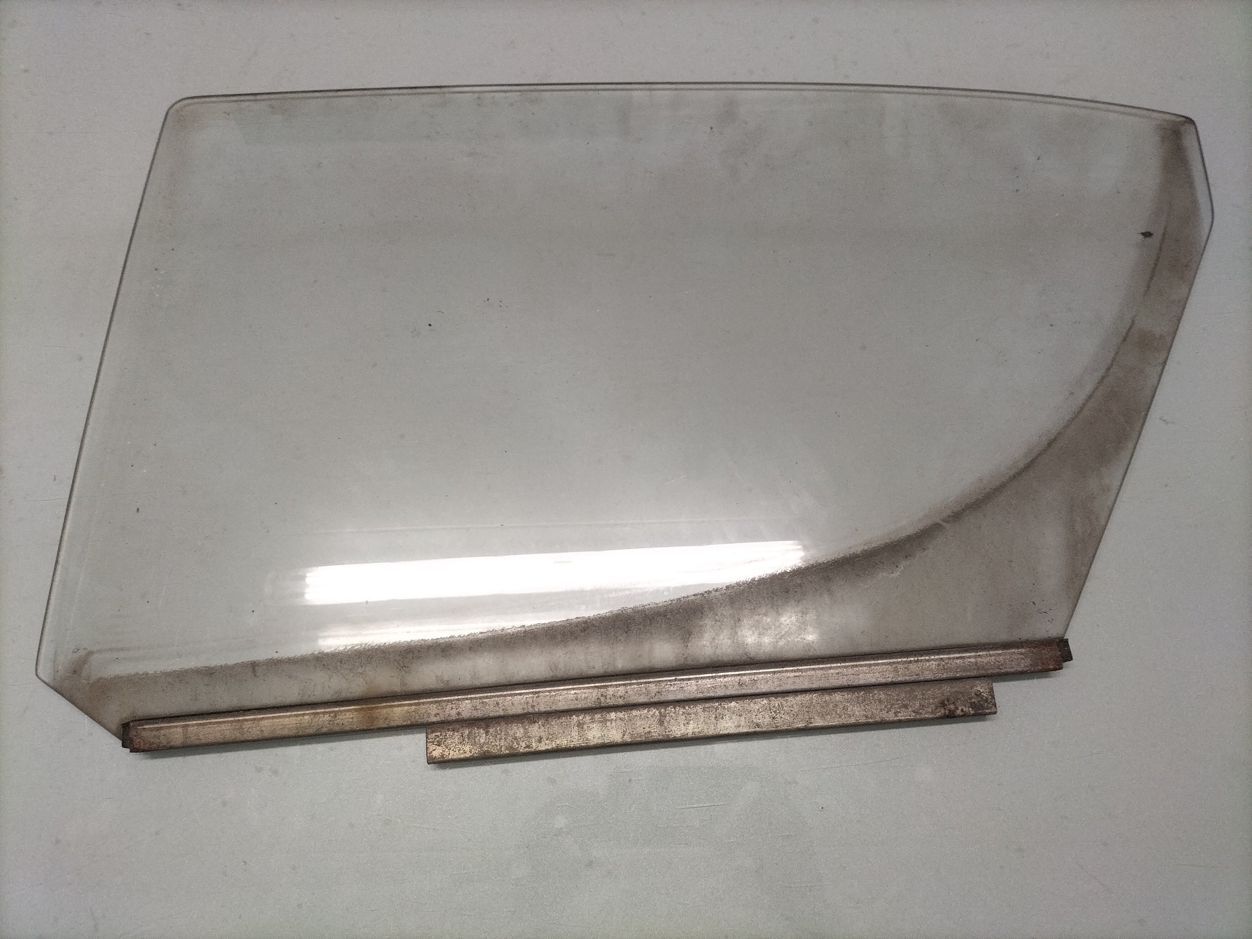 Glass-rear door window. left-hand Datsun Cherry E10 82311-M0410 Used part.