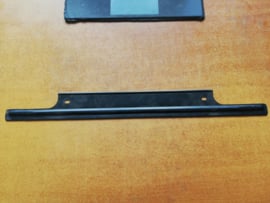 Montagestrip achterkleprubber Nissan Primera P10 hatchback 90824-98J00 Origineel.