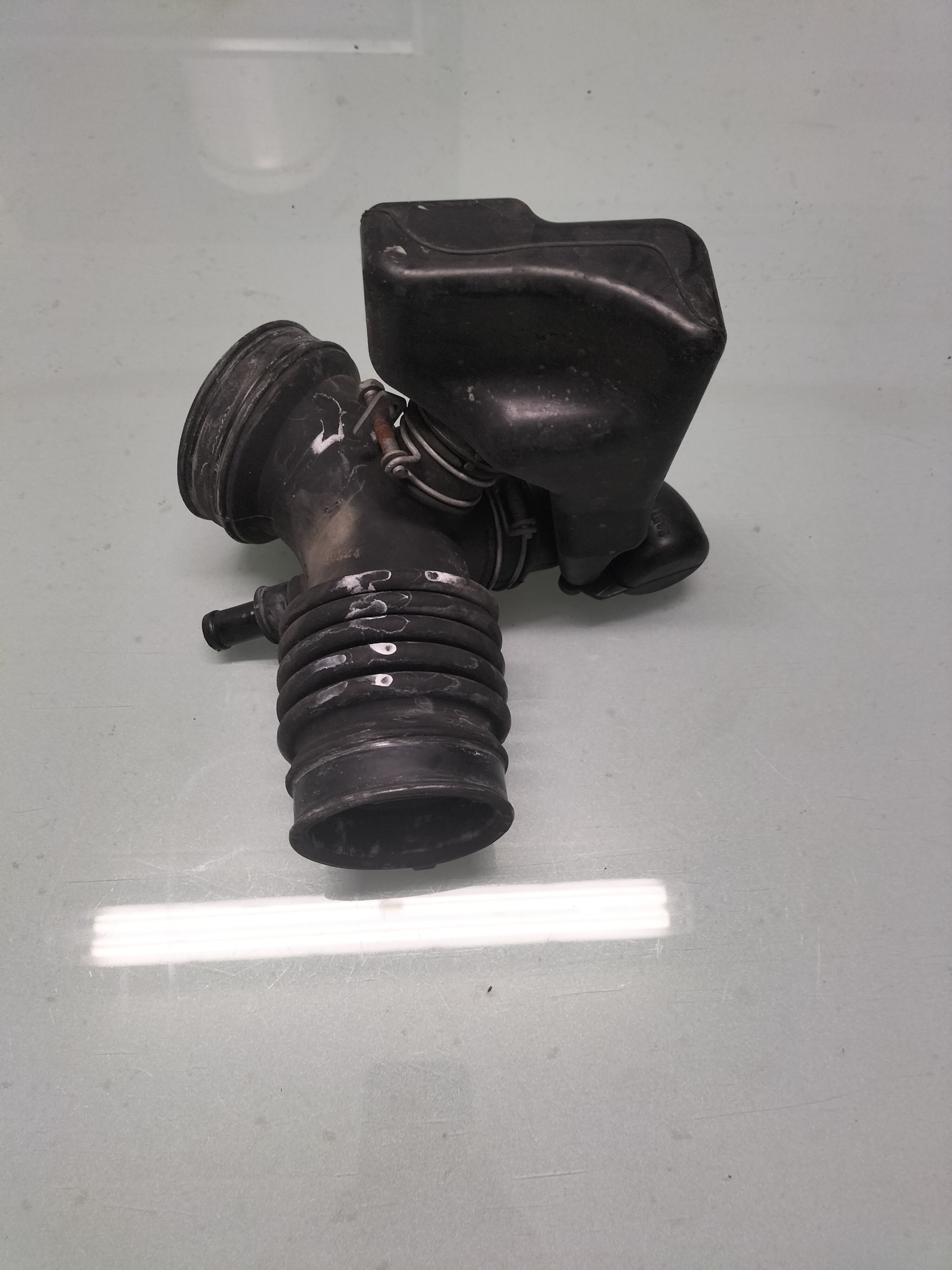 Air duct QR20DE Nissan Primera P12 16576-AU415 Used part.