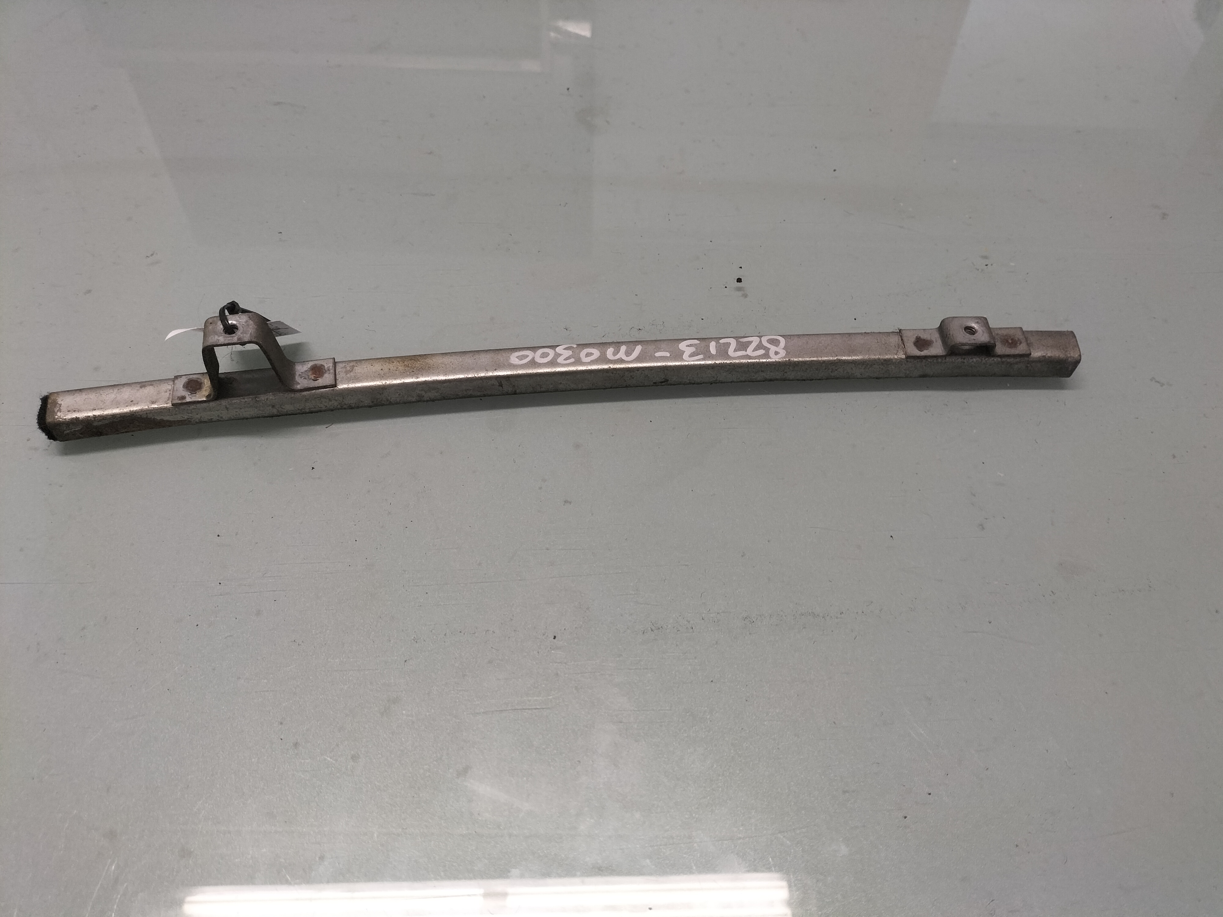 Portierraamgeleider linksachter Datsun Cherry E10 4-deurs sedan 82213-M0300 Gebruikt.