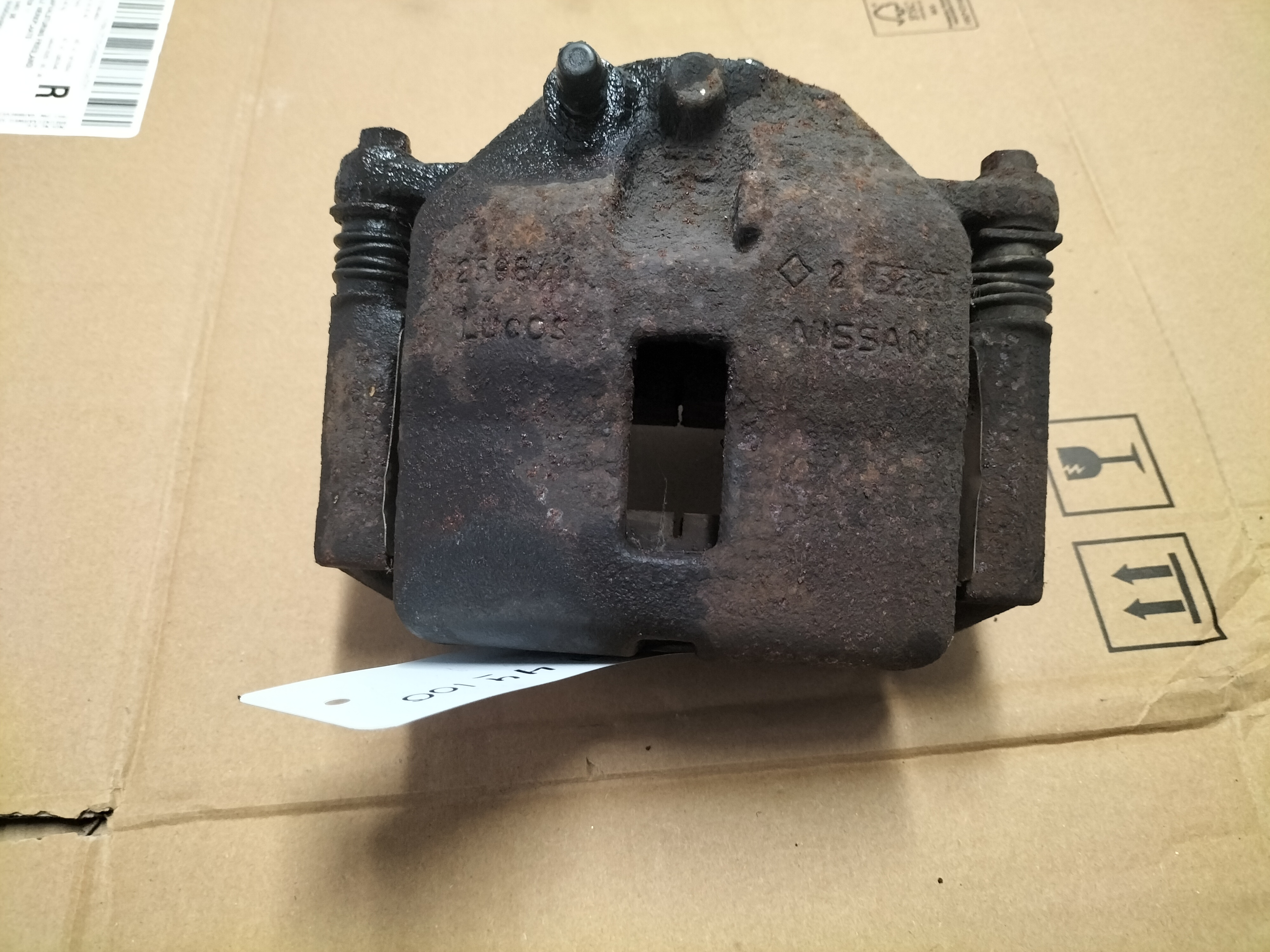 Remklauw linksvoor Nissan 41001-4U100 P12/ V10 Gebruikt.