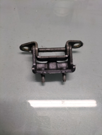 Deurscharnier achterportier linksboven Nissan Primera P12 82401-AV630 Gebruikt.