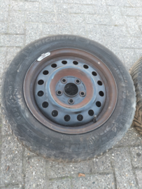 15 inch stalen velgen met band 195/60R15 40300-BU000 Nissan Almera Tino V10 Gebruikt.