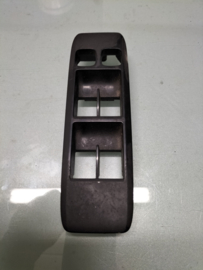 Raambedieningspaneel bestuurderszijde Nissan Primera P12 80960-BA100 (80960-BA000) Gebruikt.