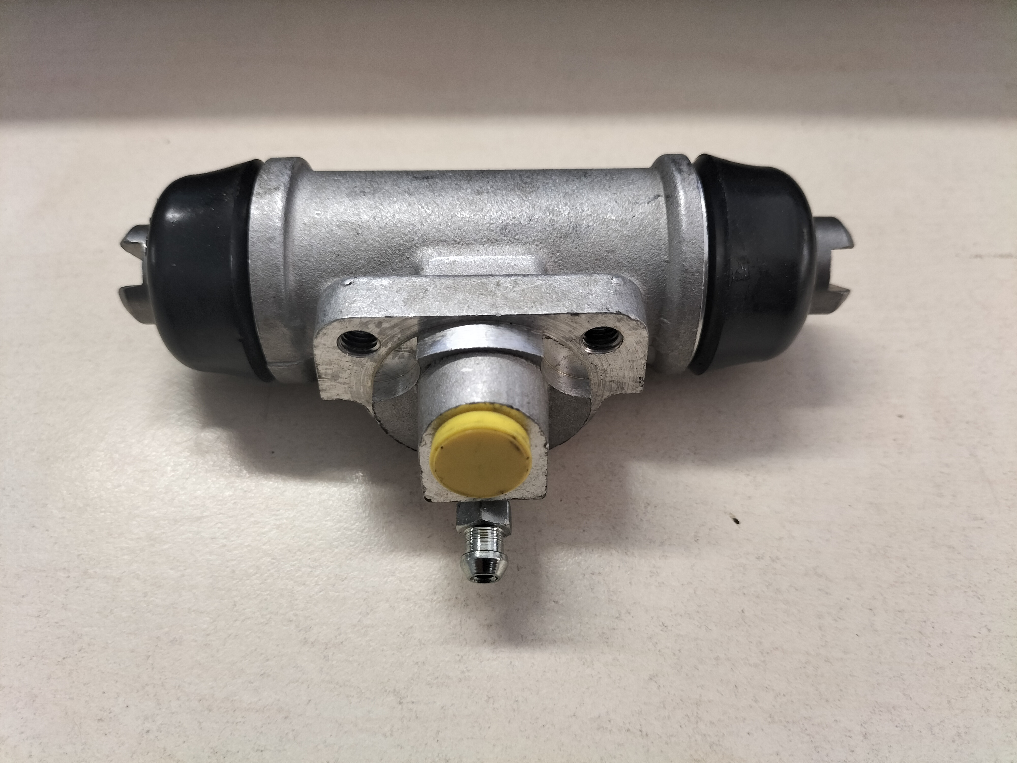 Wielremcilinder achteras Nissan D22/ R50 44100-3T011 Nieuw.