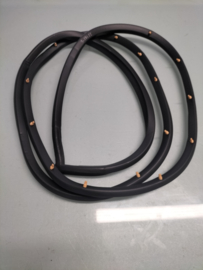 Deurrubber rechtsachter deurzijde Datsun Sunny B210 4-deurs sedan 82830-H5000 Nieuw.