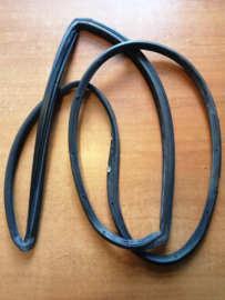 Weatherstrip-rear door, left-hand Nissan Bluebird T72 82831-Q9000 (doorside) Used part.