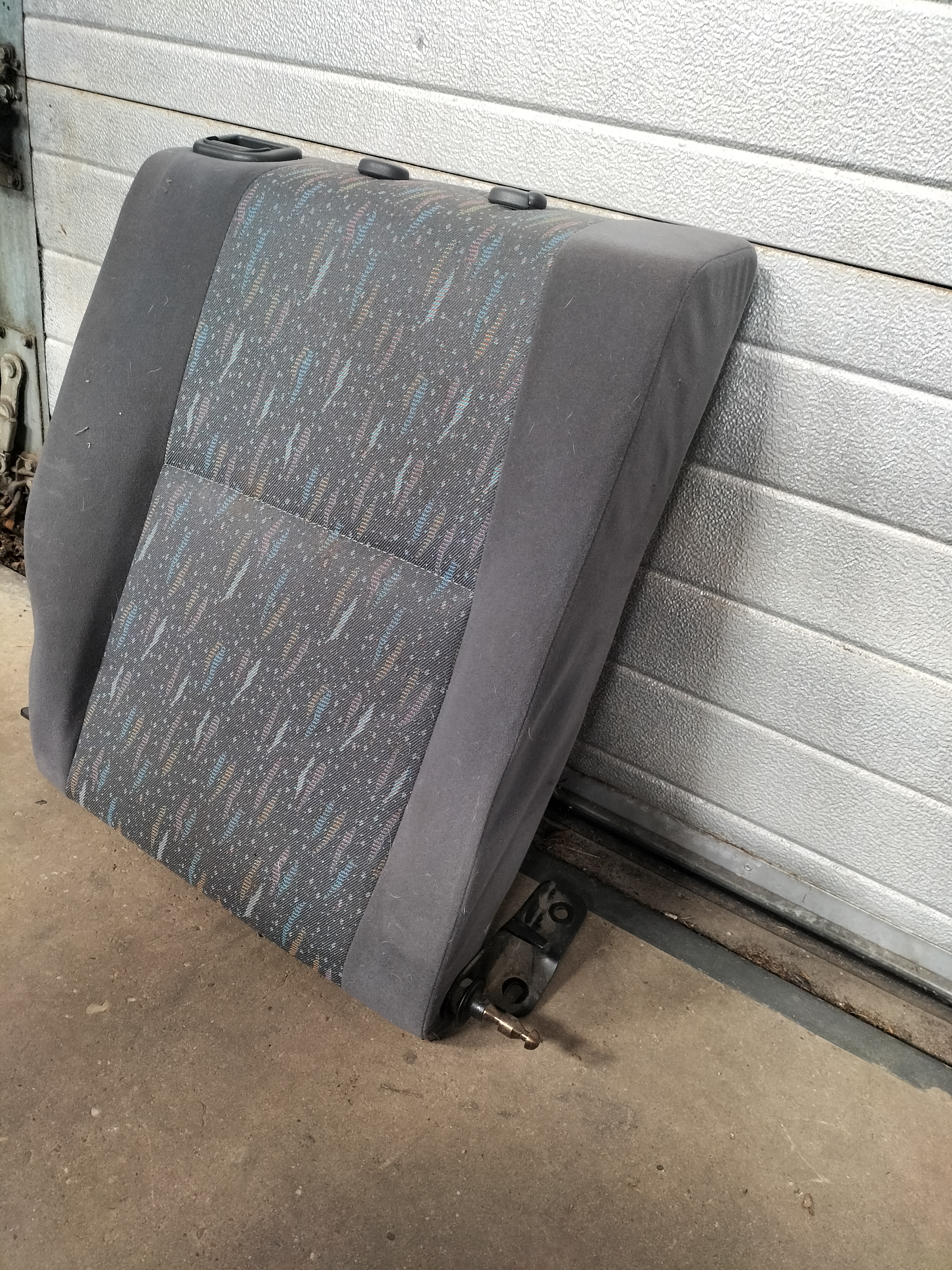 Achterbankrugleuning rechts Nissan Primera P11 88600-2F012 Gebruikt.