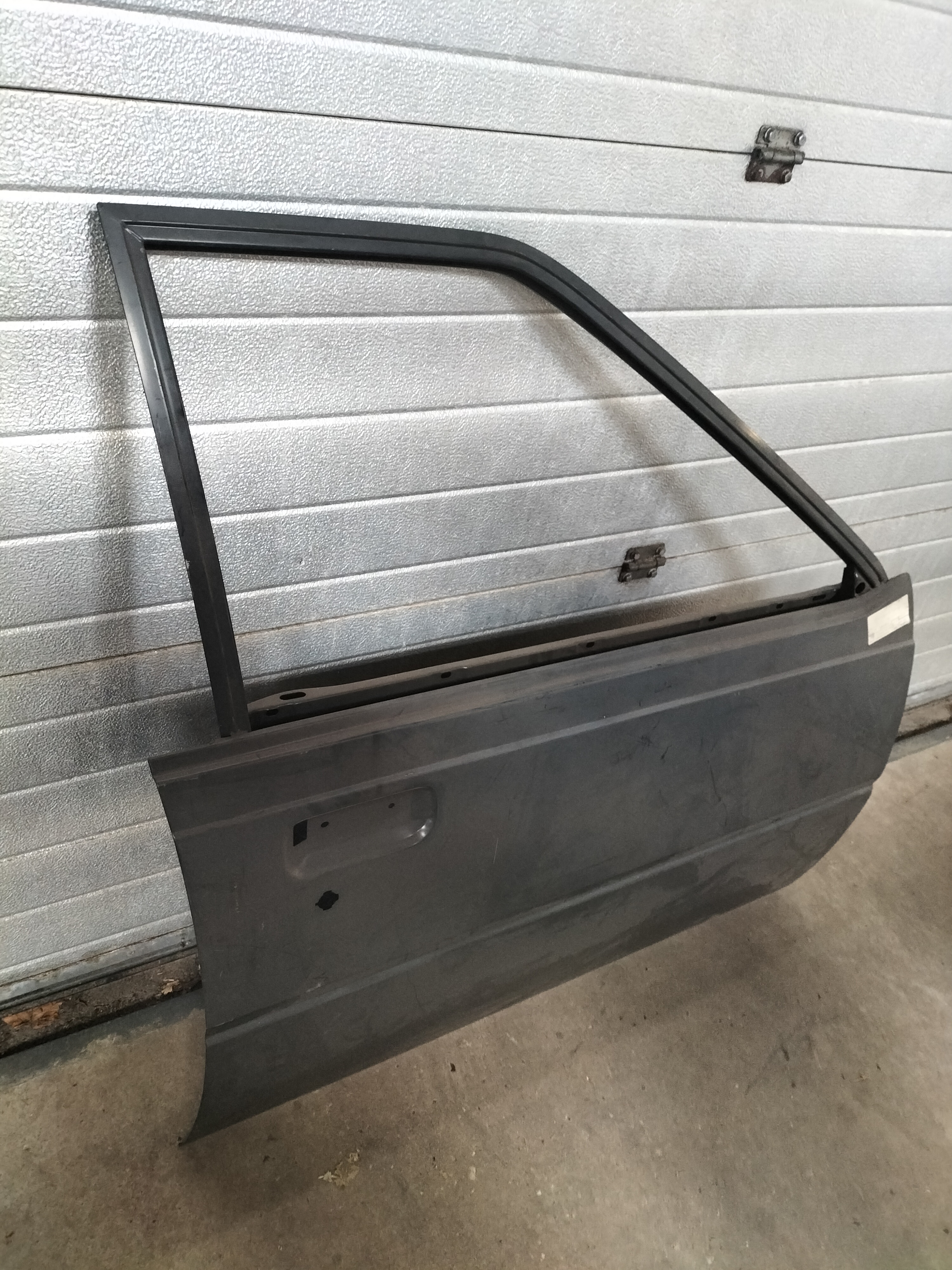 Portier rechtsvoor Nissan Sunny B11 80100-24A05 Origineel.