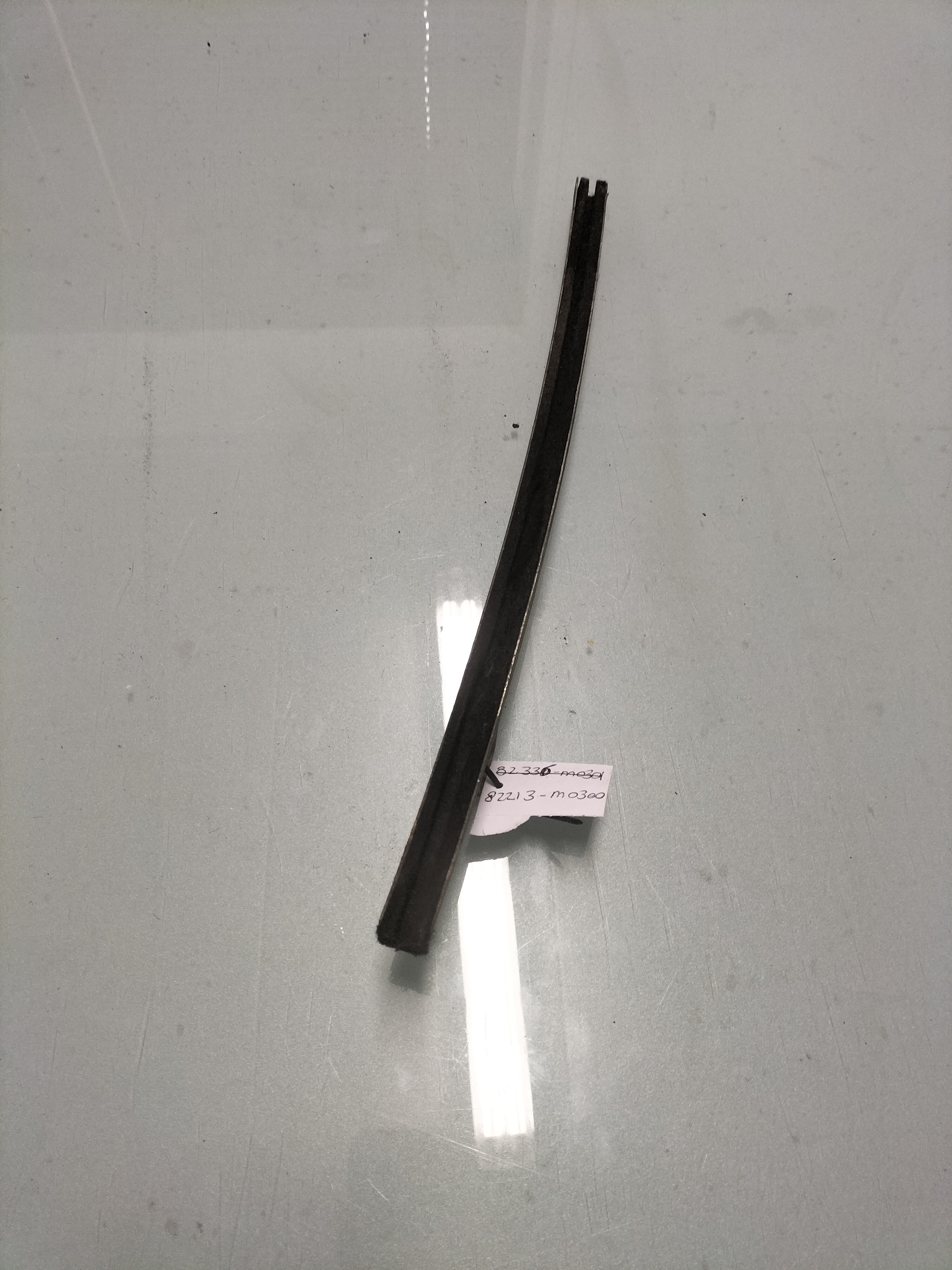 Portierraamgeleider linksachter Datsun Cherry E10 4-deurs sedan 82213-M0300 Gebruikt.