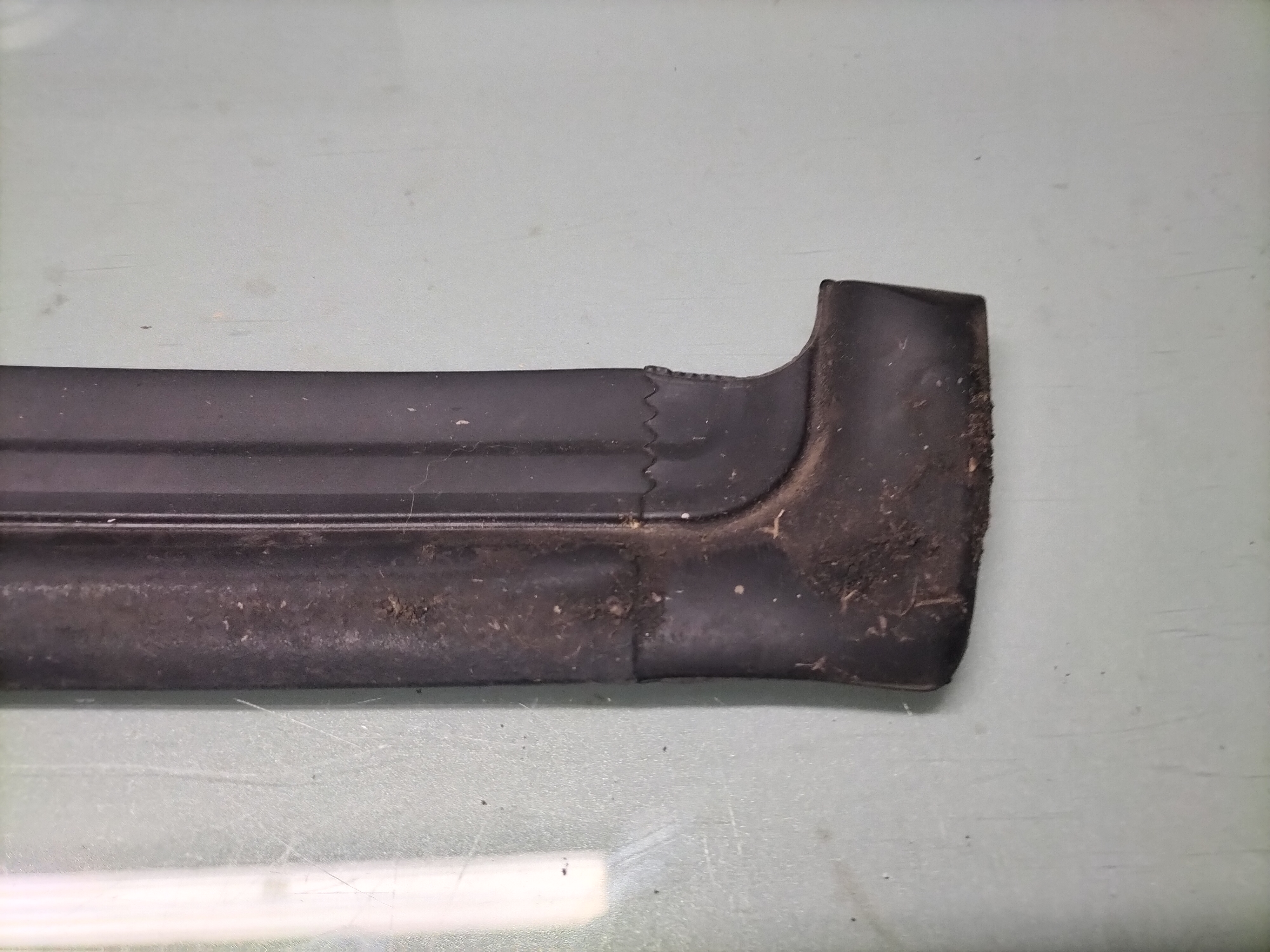 Deurrubber onderzijde linksvoor Nissan Qashqai J10/ JJ10 80839-JD00B Gebruikt.