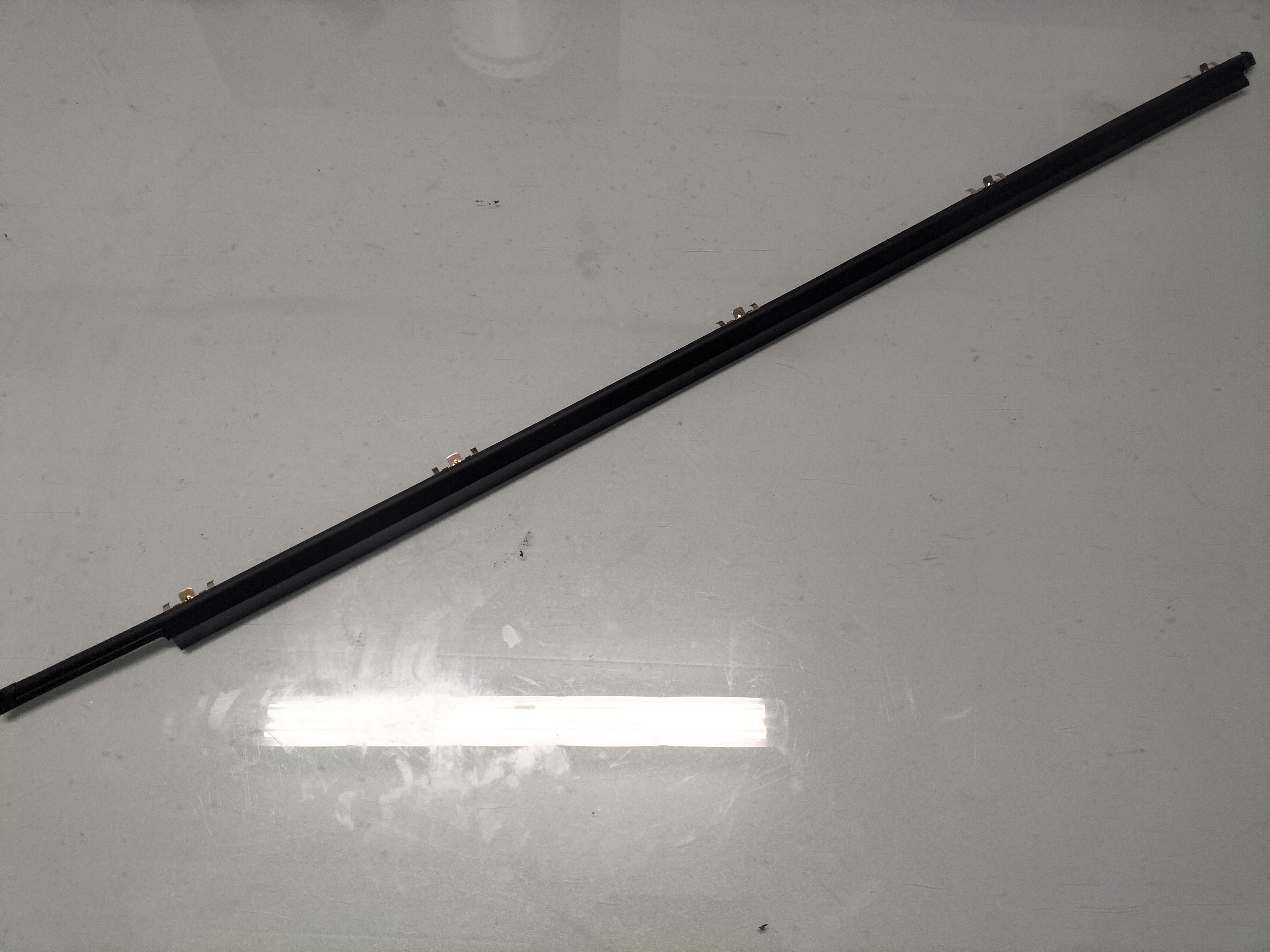 Portierraamgeleider rechtsvoor Nissan 80820-26M03 Origineel.