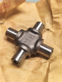 Kruisstuk cardanas Datsun Sunny B110 37125-H1025 Origineel.