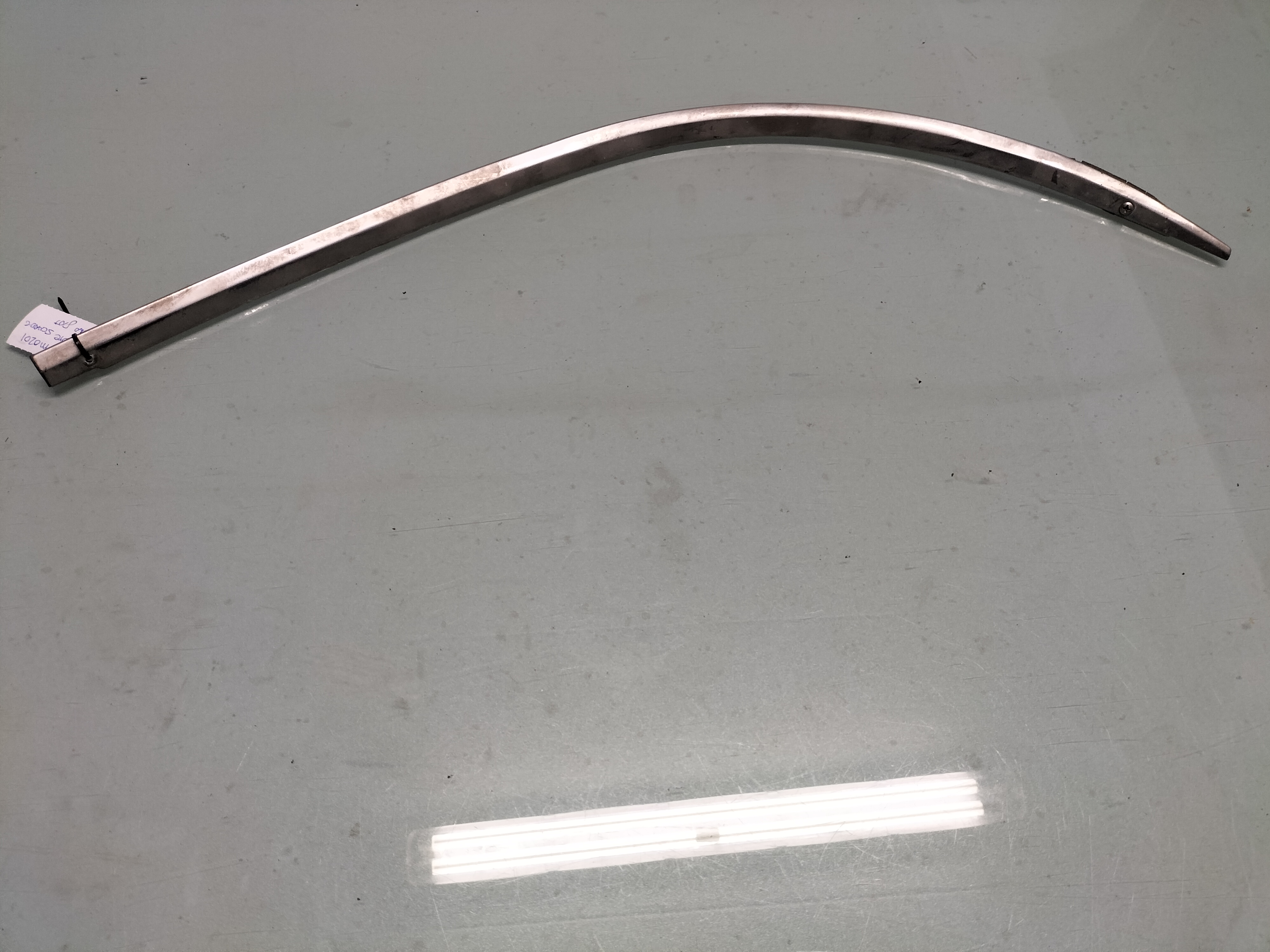Sierlijst zijraam rechtsachter Datsun Cherry E10 2-deurs Sedan 76810-M0201 Gebruikt. Lichte schade.