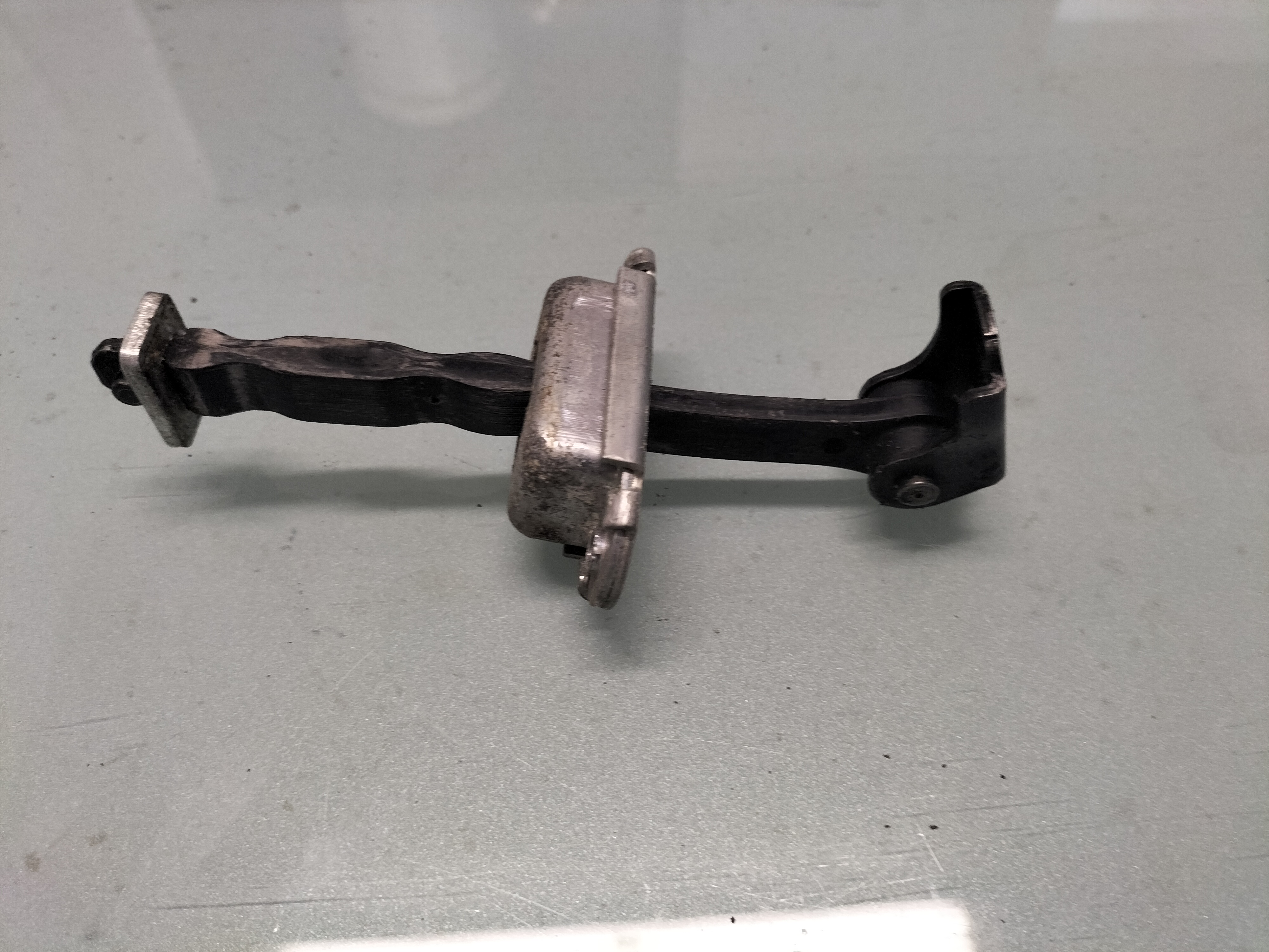 Deurvanger achterportier Nissan Qashqai J10 82430-JD000 Gebruikt.