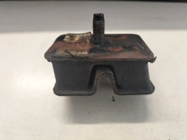 Motorsteun voorzijde Datsun Cherry E10 11220-M3001 Gebruikt.